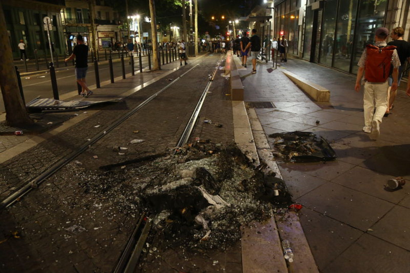 Fransız polisi Paris'teki Şanzelize Caddesi'ni tahliye etti - Dünyadan haberler