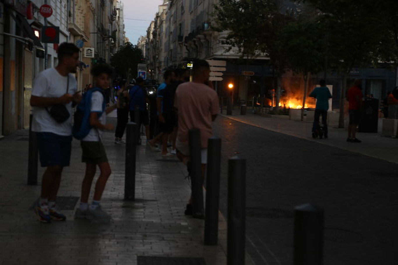 Fransız polisi Paris'teki Şanzelize Caddesi'ni tahliye etti - Dünyadan haberler