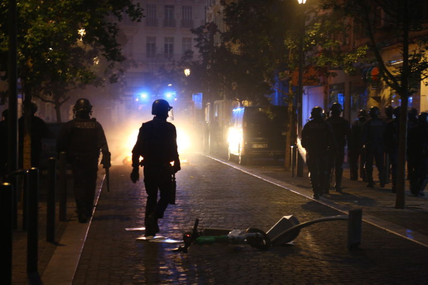 Fransız polisi Paris'teki Şanzelize Caddesi'ni tahliye etti - Dünyadan haberler