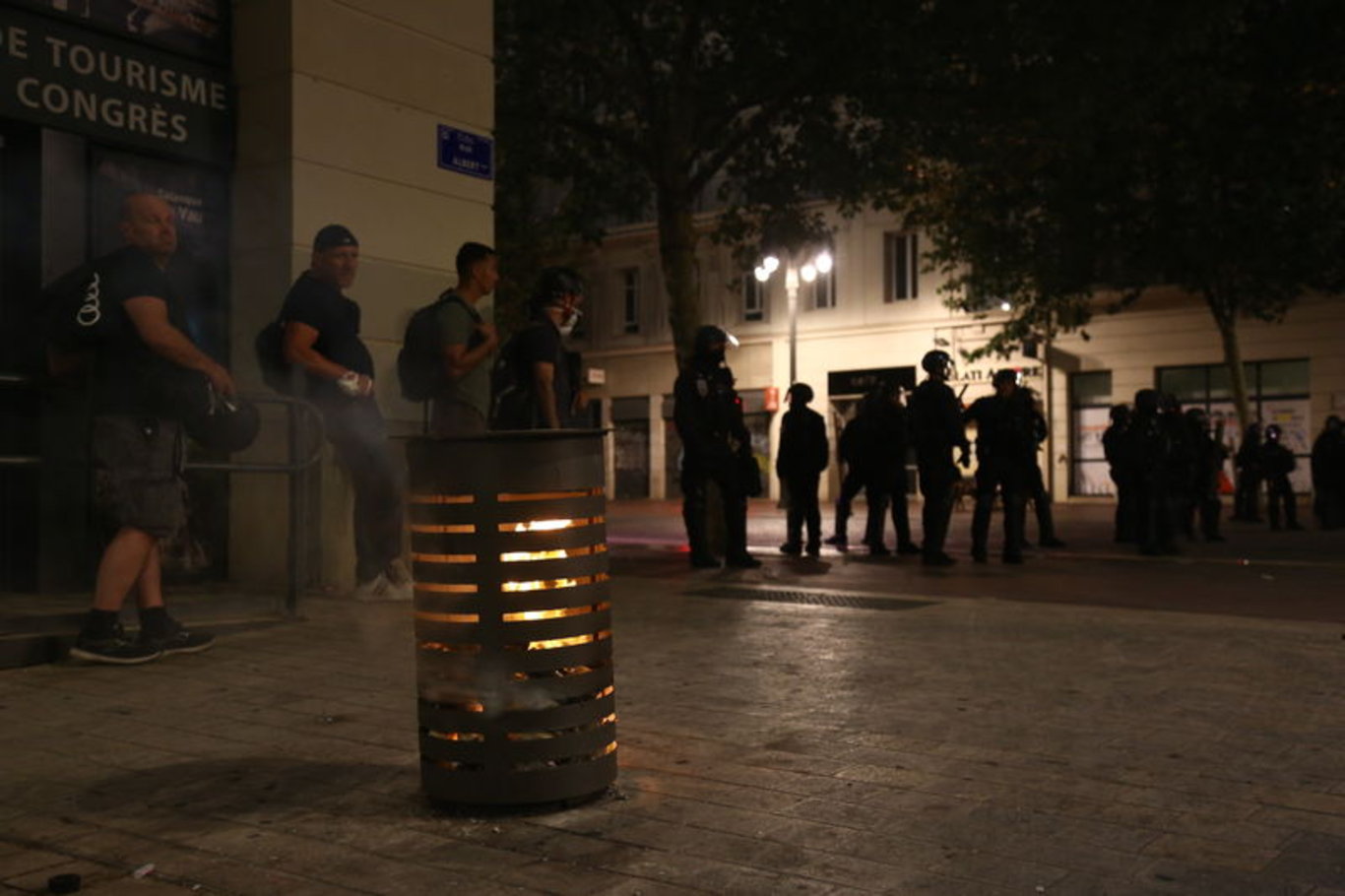 Fransız polisi Paris'teki Şanzelize Caddesi'ni tahliye etti - Dünyadan haberler