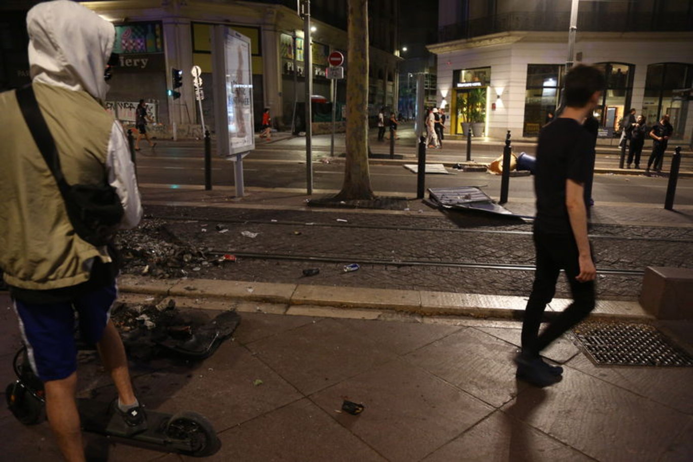 Fransız polisi Paris'teki Şanzelize Caddesi'ni tahliye etti - Dünyadan haberler