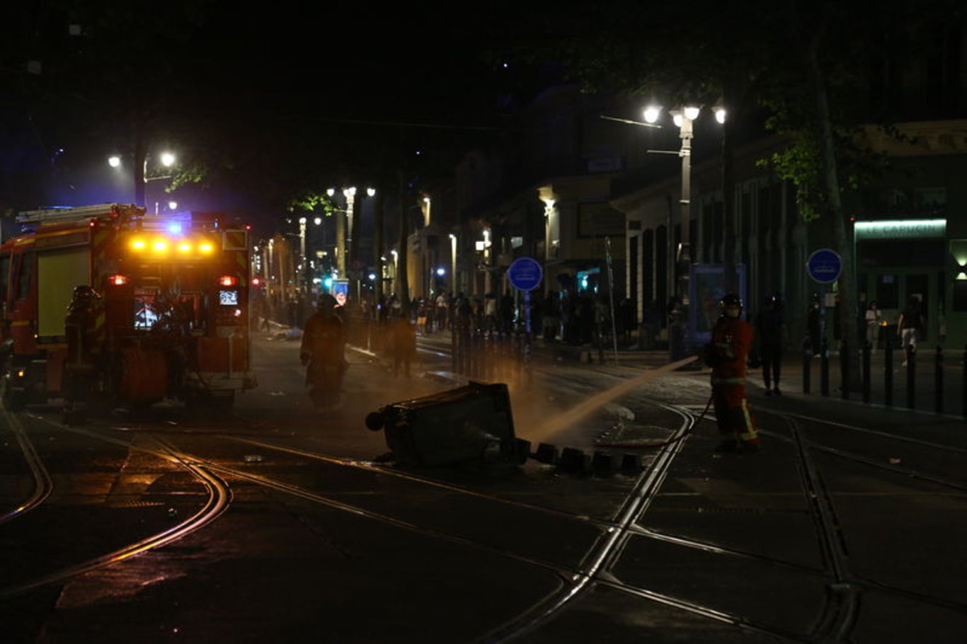 Fransız polisi Paris'teki Şanzelize Caddesi'ni tahliye etti - Dünyadan haberler