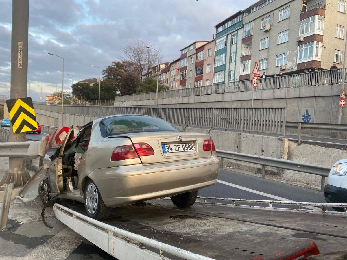 Gaziosmanpaşa da otomobil bariyerlere çarptı: 2 ağır yaralı #6