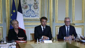 Macron: Sosyal medya yasaklarına yoğunlaşmalıyız