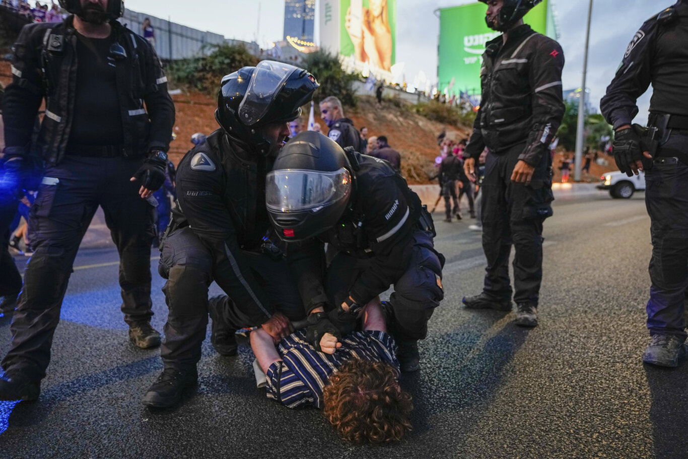 Protestolar sürüyor: İsrail'de binlerce kişi sokaklarda