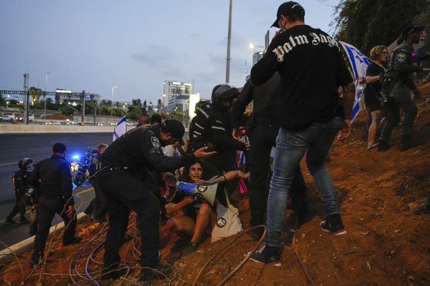 Protestolar sürüyor: İsrail'de binlerce kişi sokaklarda