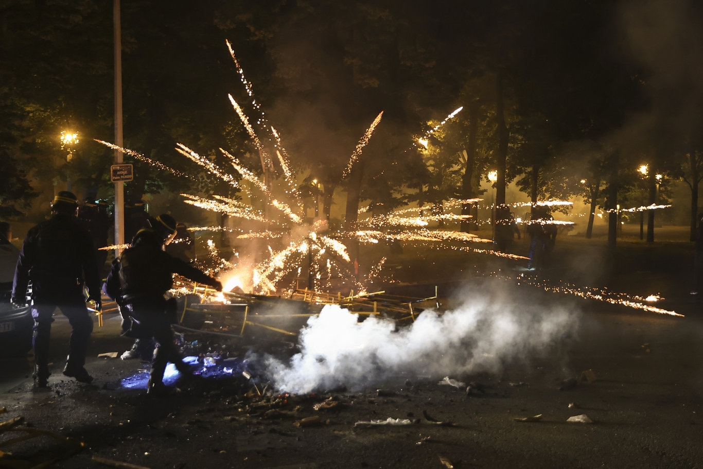 Fransa protestolarında son durum: Fransa'da sular duruldu mu? Protestolar 6. gecesinde devam etti