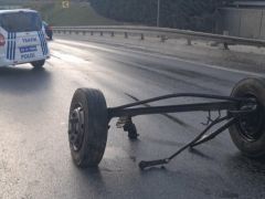 Sultangazi’de kamyonetin ön tekerleri yerinden çıktı   