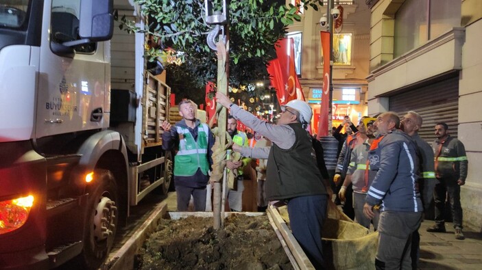 İstiklal Caddesi'ndeki beton saksılar kaldırılıyor -2