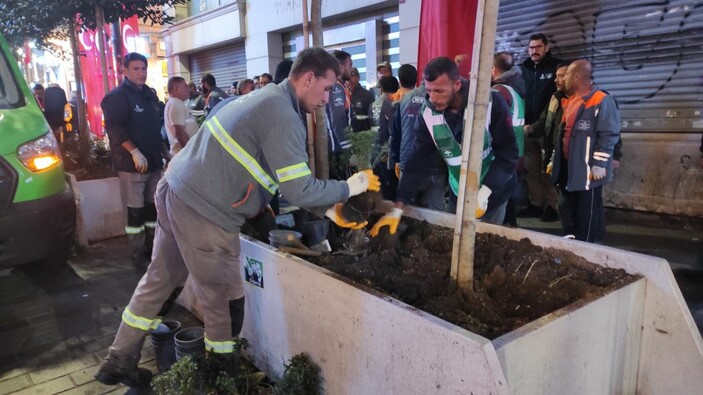 İstiklal Caddesi'ndeki beton saksılar kaldırılıyor -4