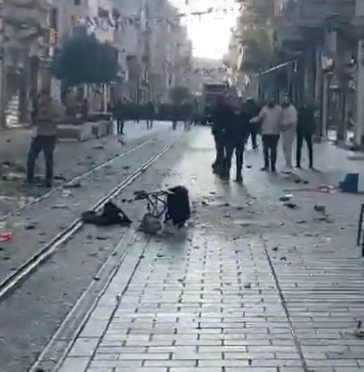 Taksim deki patlamada bebek arabasındaki kızını kurtardı #2