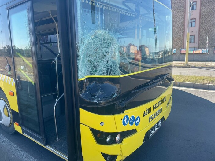 Ağrı’da halk otobüsünün çarptığı iki kadın öldü