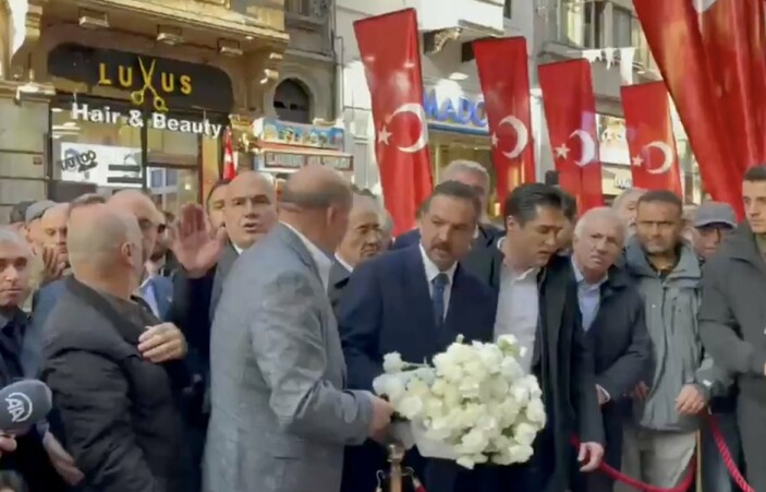 İstiklal Caddesi'nde İyi Parti heyetine tepki