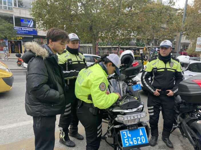 Kadıköy'de scooter denetiminde sürücülere ceza yağdı