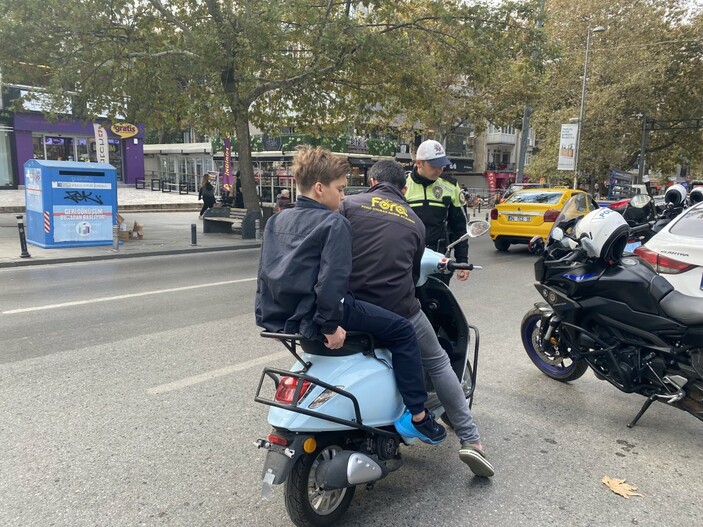 Kadıköy'de scooter denetiminde sürücülere ceza yağdı