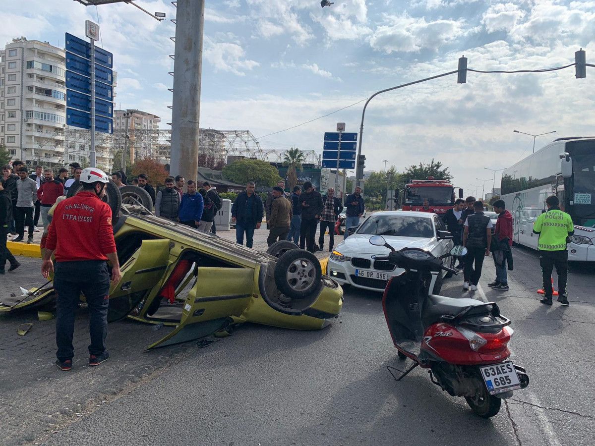 Şanlıurfa da kaza yapan otomobil ters döndü: 2 yaralı #1