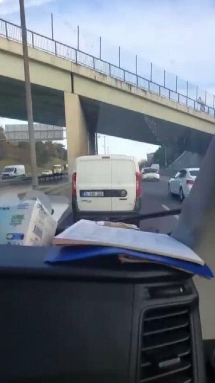 Ambulansa yol vermeyen duyarsız sürücü kamerada