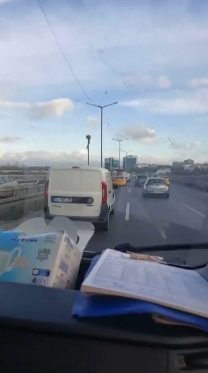 Ambulansa yol vermeyen duyarsız sürücü kamerada