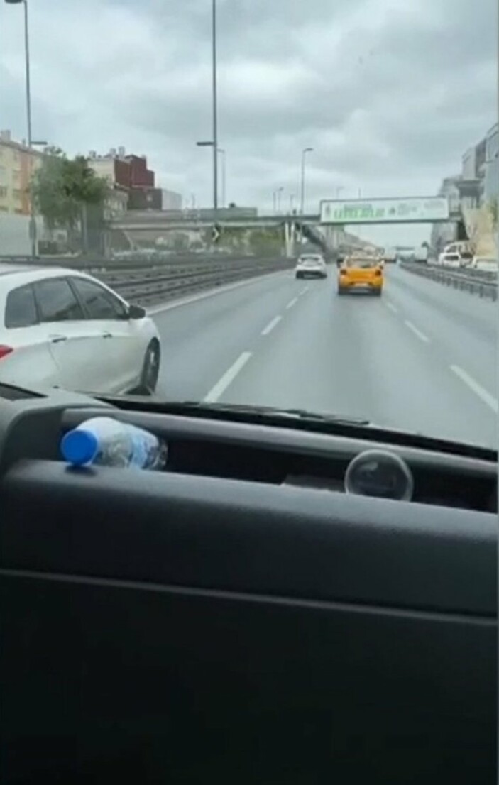 Ambulansa yol vermeyen duyarsız sürücü kamerada