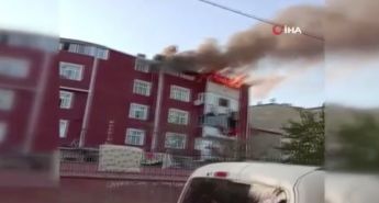 Arnavutköy’de 5 katlı binanın çatı katı alev alev yandı
