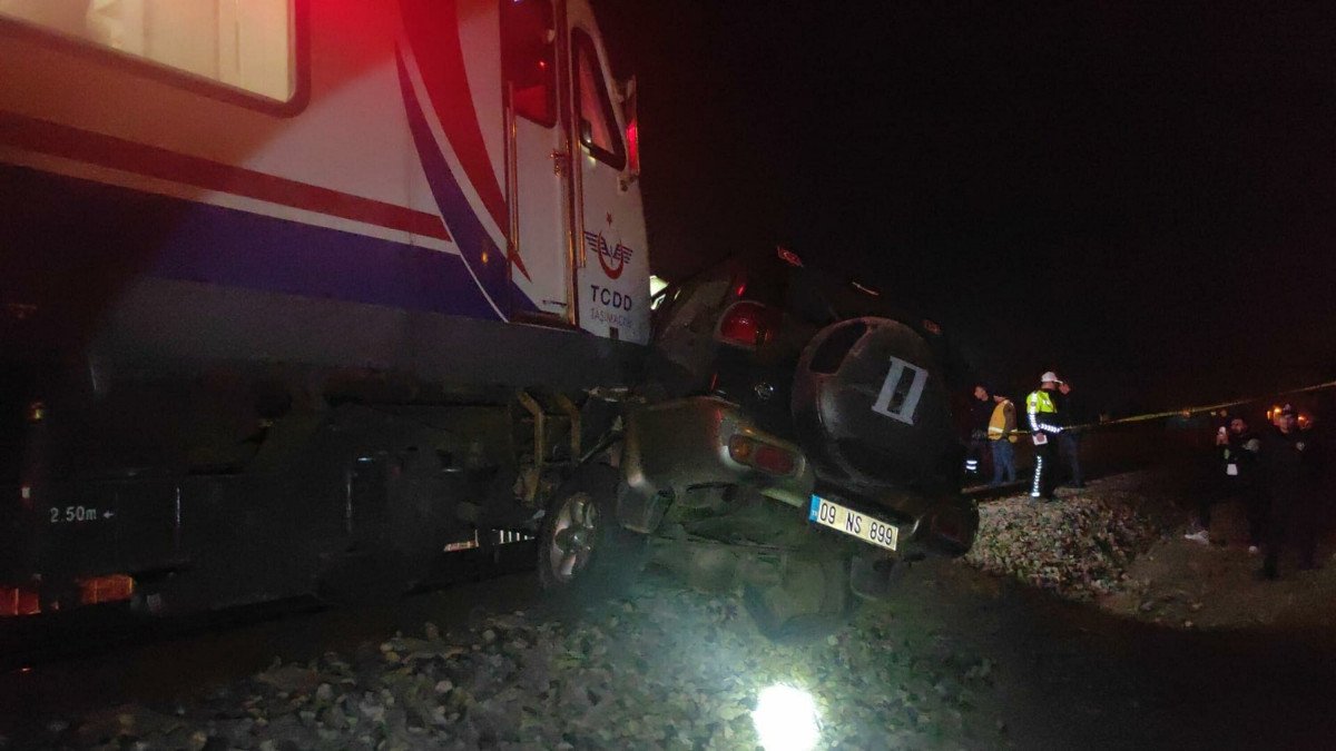 Aydın da trenle çarpışan otomobil metrelerce sürüklendi: 1 ölü #2