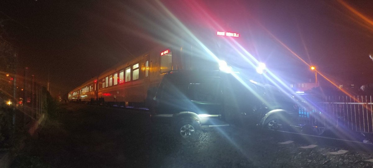 Aydın da trenle çarpışan otomobil metrelerce sürüklendi: 1 ölü #3
