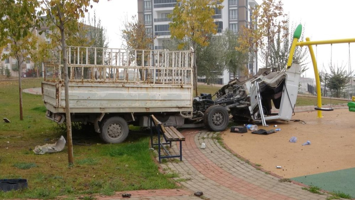 Elazığ da oyun parkına dalan kamyonetin sürücüsü öldü #1