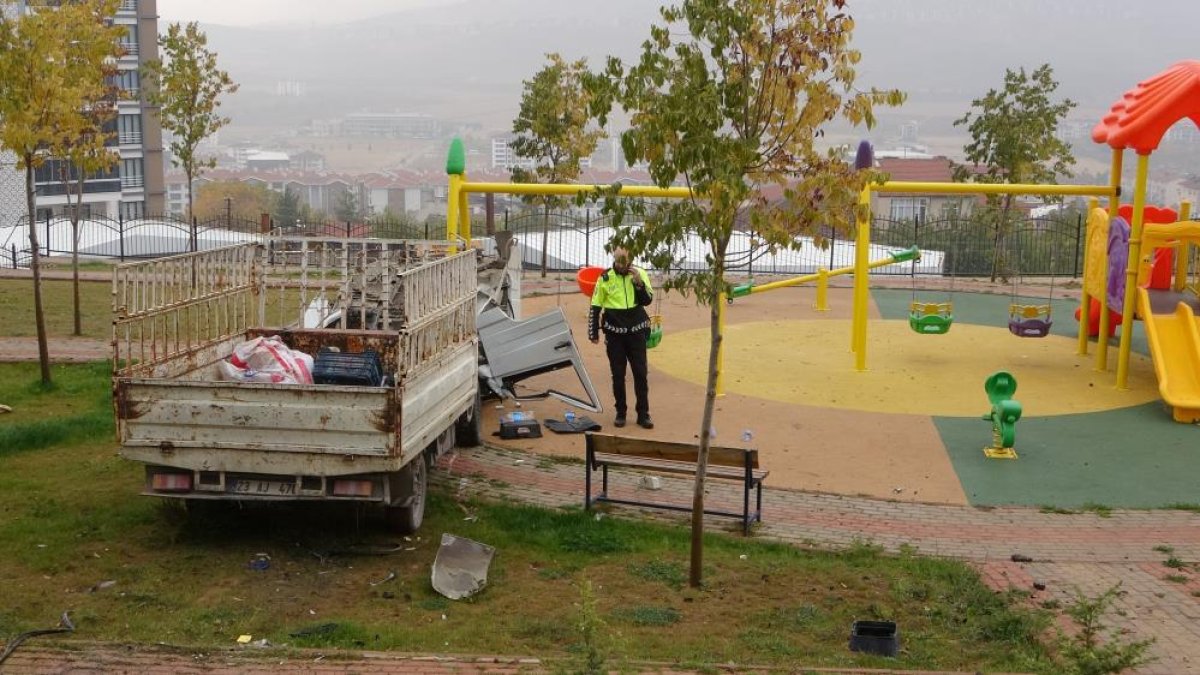 Elazığ da oyun parkına dalan kamyonetin sürücüsü öldü #2