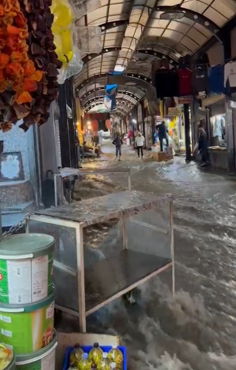 Hatay da sağanak yağış sonrası dükkanlar suyla doldu #1