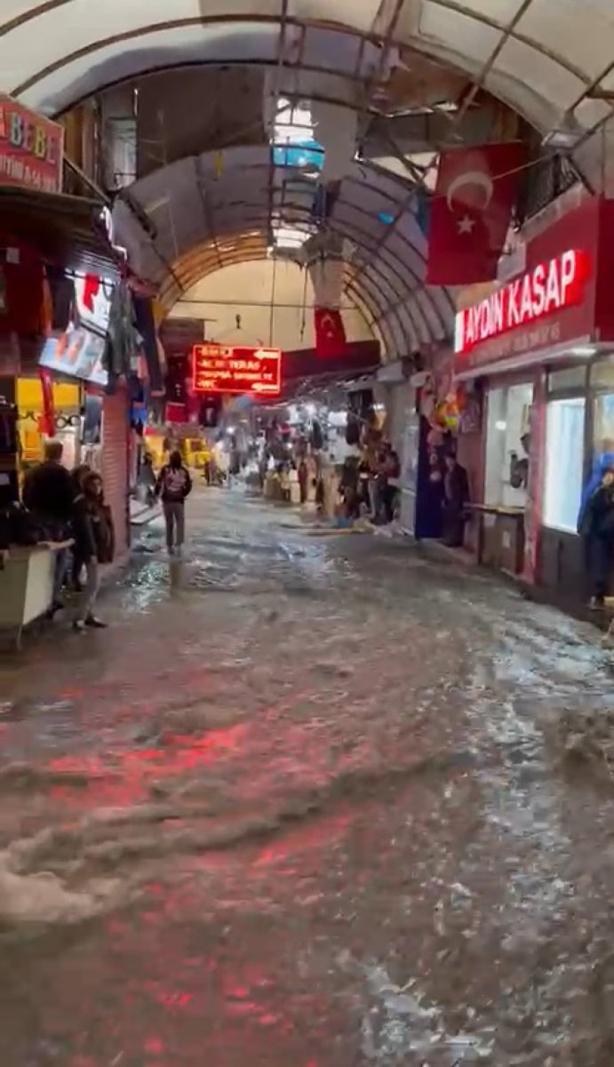 Hatay da sağanak yağış sonrası dükkanlar suyla doldu #4