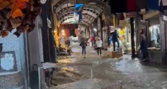 Hatay’da sağanak yağış sonrası dükkanlar suyla doldu