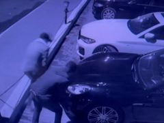 Sultanbeyli’de, lüks otomobilin farını çalan hırsızlar kamerada