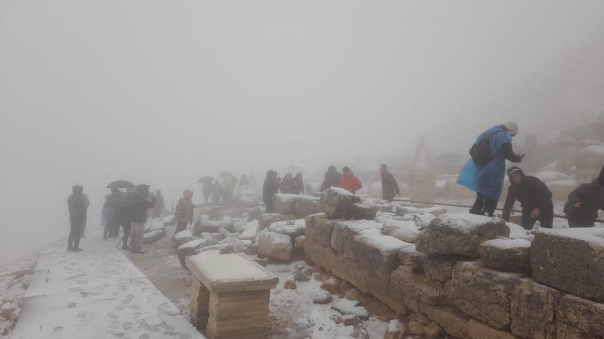 Nemrut Dağı nda turistler kar heyecanı yaşadı #1