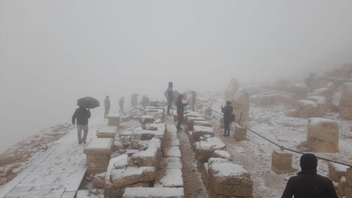 Nemrut Dağı nda turistler kar heyecanı yaşadı #2