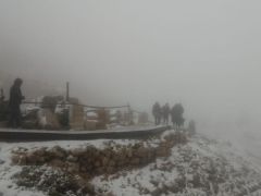 Nemrut Dağı’nda turistler kar heyecanı yaşadı
