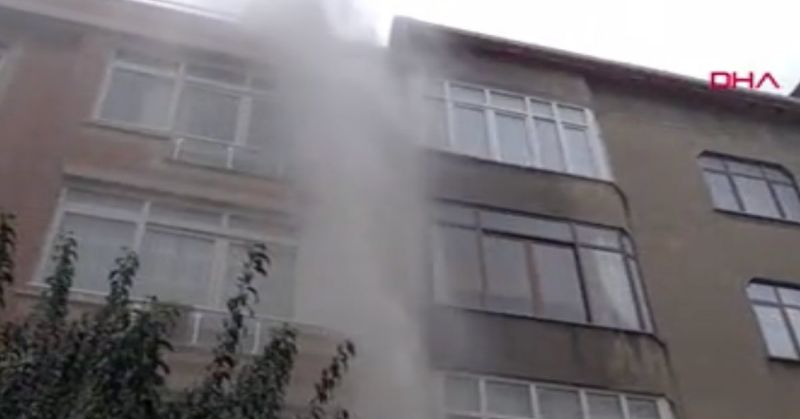 Sultangazi’de su borusundan fışkıran su 13 metre yüksekliğe ulaştı